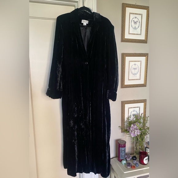 Elegant Maxi Black Velvet Jacket - Picture 3 of 8
